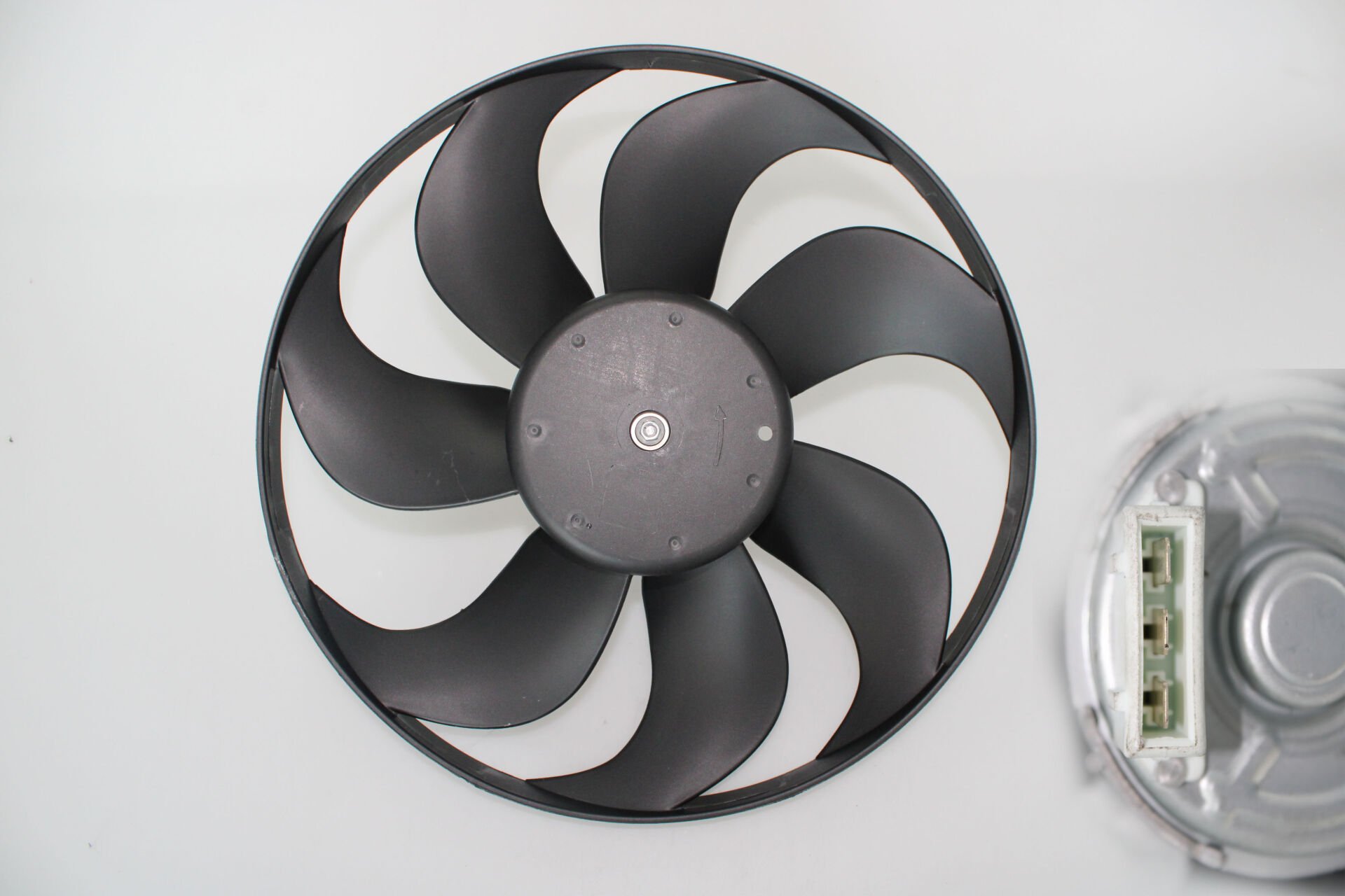 FAN MOTORU POLO CORDOBA FABİA AEE ALM AFH AHW AMF 1.6 1.4 16V 1.4 TDİ 04>01 345MM (REZİSTANSLI)