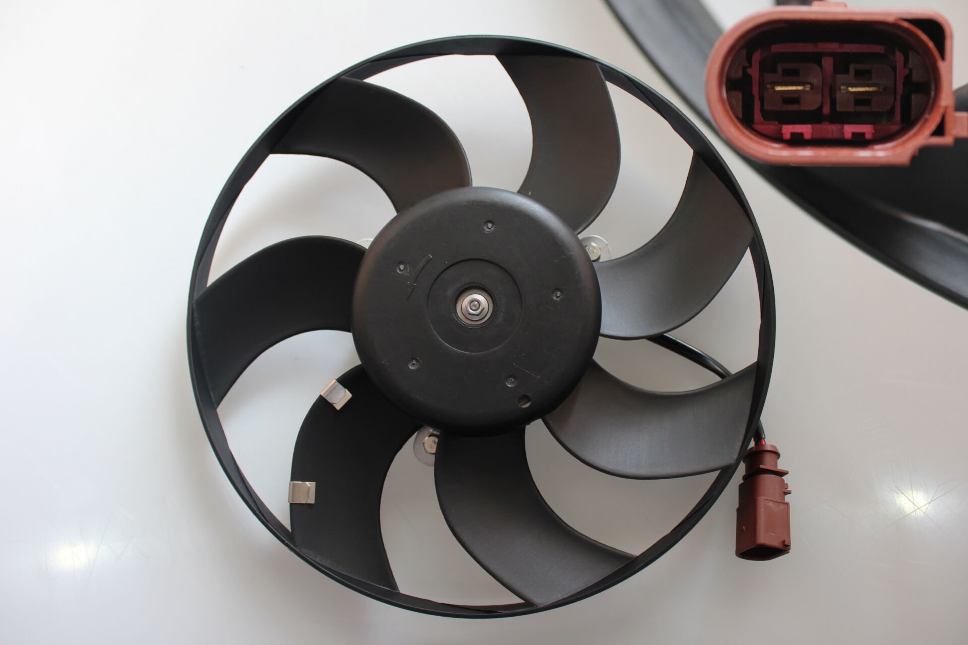 FAN MOTORU SAĞ GOLF V GOLF V JETTA PASSAT CADDY A3 LEON BM (KABLOLU)