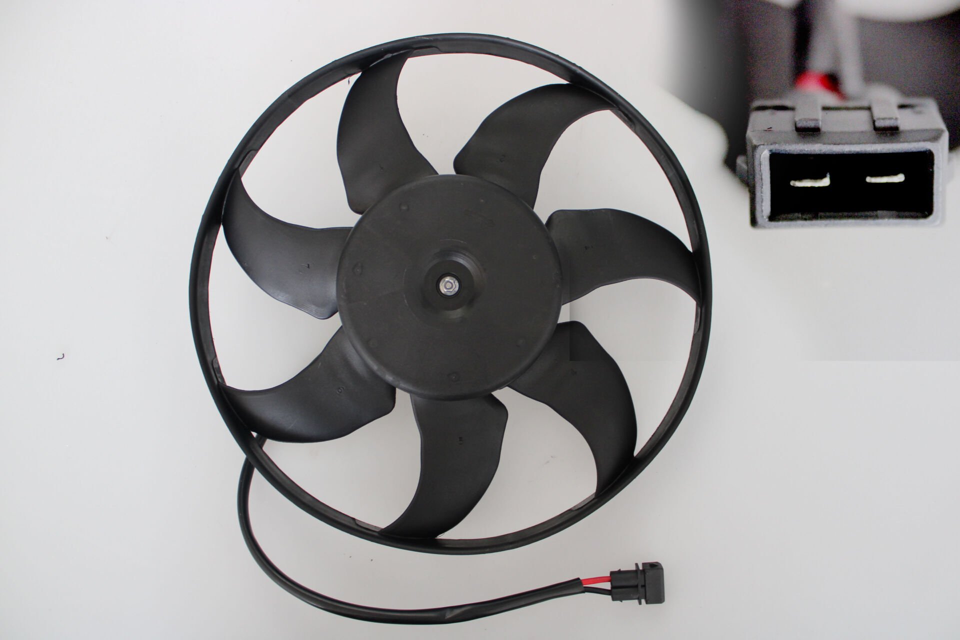FAN MOTORU VW T4 AJA AAB ACV ABL 1.9 TD 2.4 D 2.5 TDİ (KABLOLU)